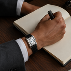 Montre AZAL Atlas noire portée à un bureau