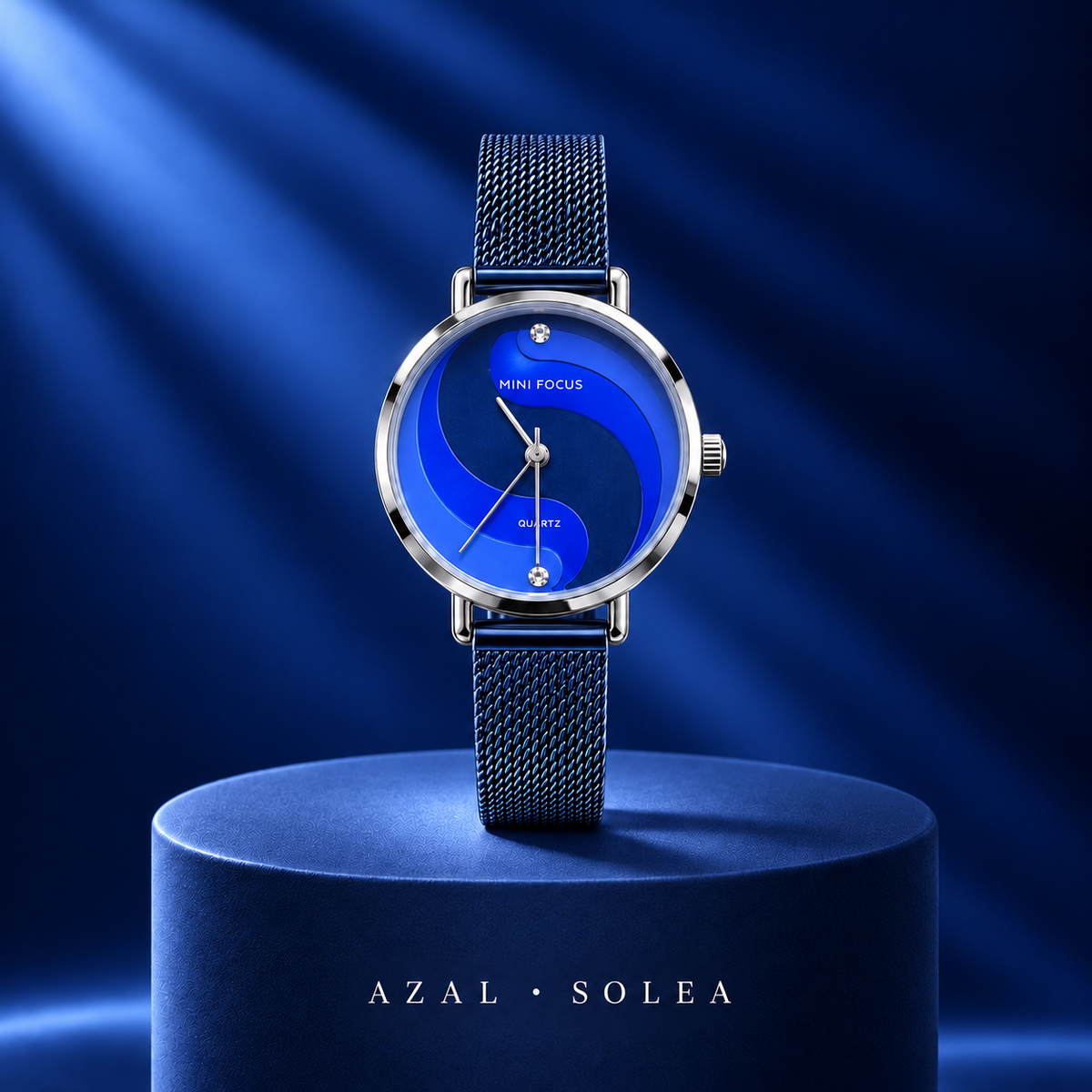 SOLEA Bleu — boîtier argenté — main